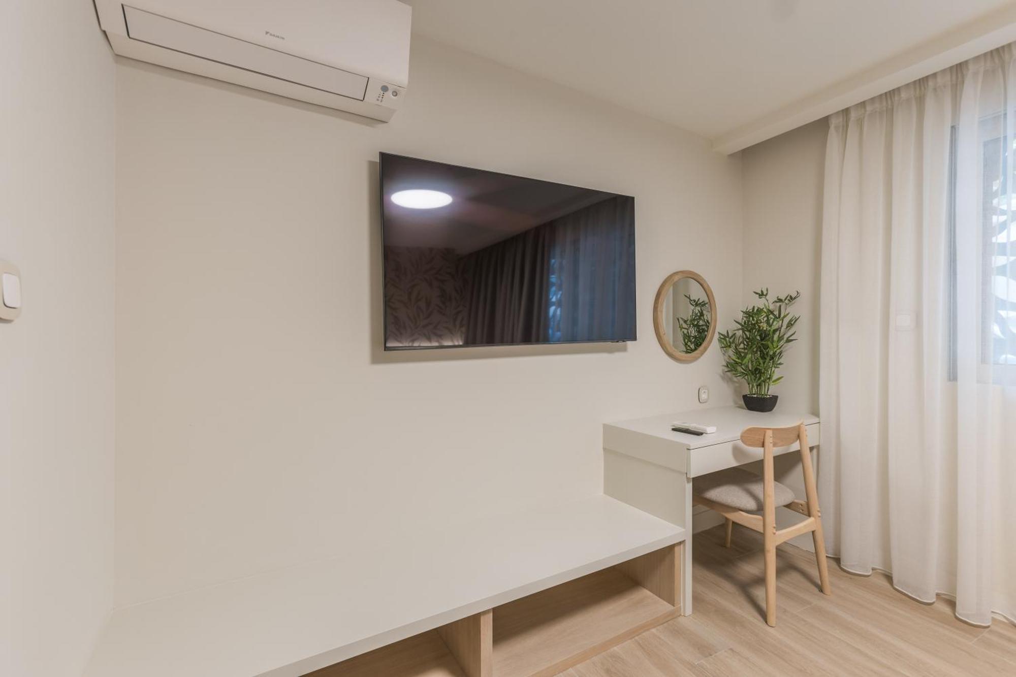 The Mediterranean Suites Пірей Екстер'єр фото